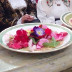 piatti con semi frumento e petali di fiori per la tradizionale benedizione delle Donne del grano